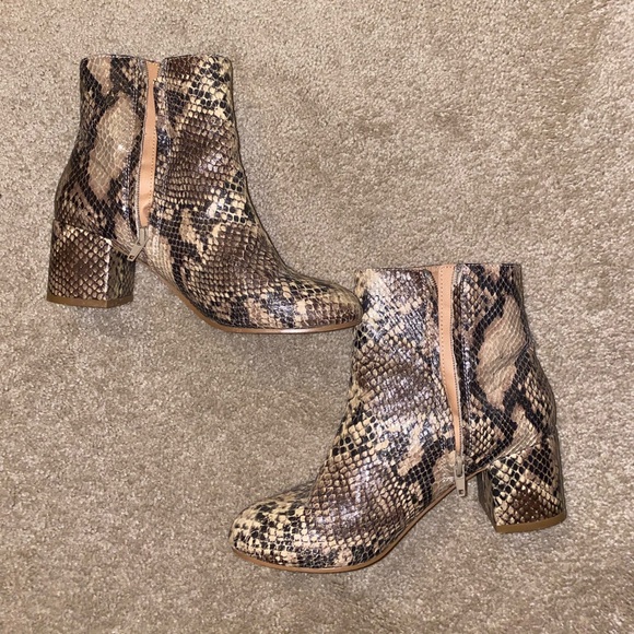Urban outfitters snakeskin booties with heel - Picture 2 of 5